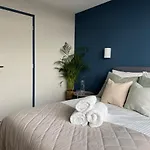 The Charming Chic Garden View Den Aprt R2