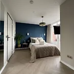 The Charming Chic Garden View Den Aprt R2