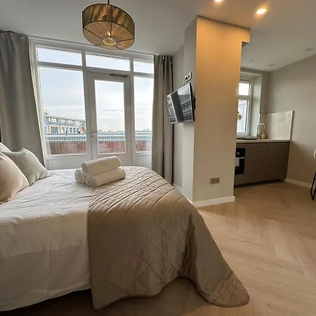 The Charming Chic Garden View Den Aprt R2 Appartement