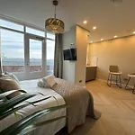 The Charming chic Garden View Den Aprt R2